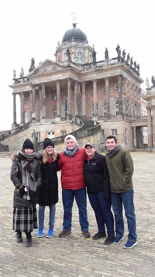 A group of students in front of a building in Germany.