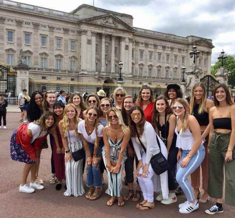 A group of students and AIFS team members in Italy.